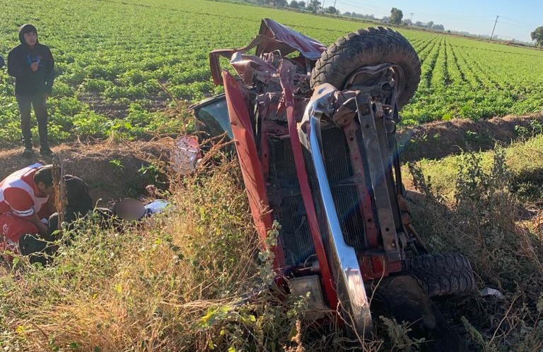 Camioneta roja volcada