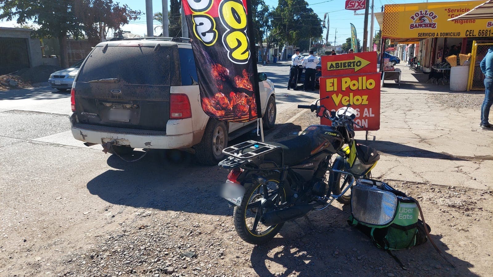 Camioneta y motocicleta
