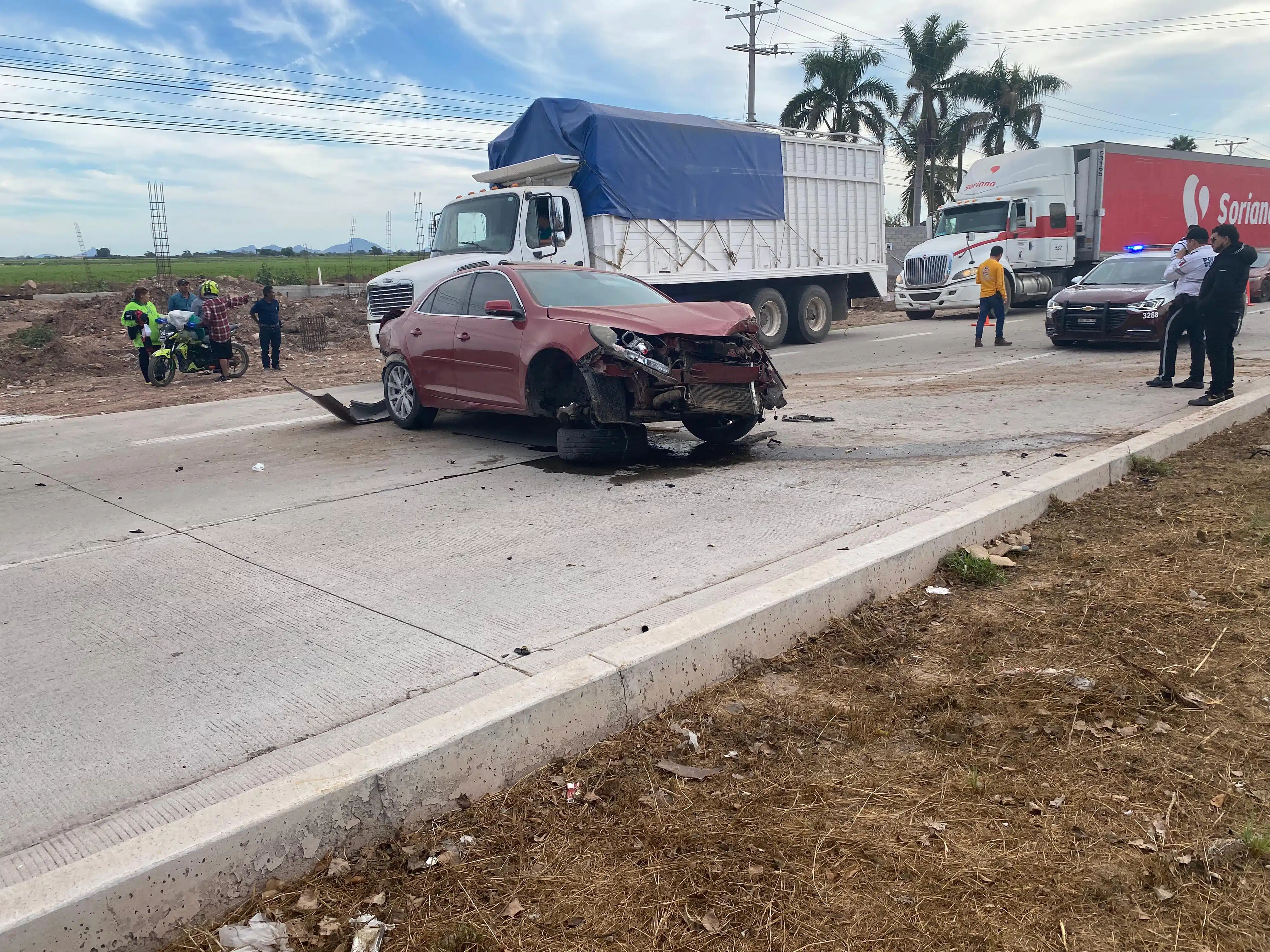 Automóvil accidentado por la carretera Mochis- Topolobampo.