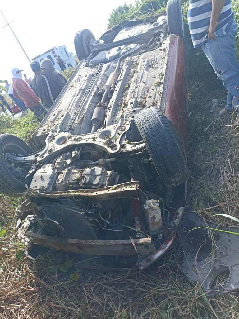Automóvil accidentado cerca de la comunidad de El Walamo de la sindicatura Villa Unión en Mazatlán.