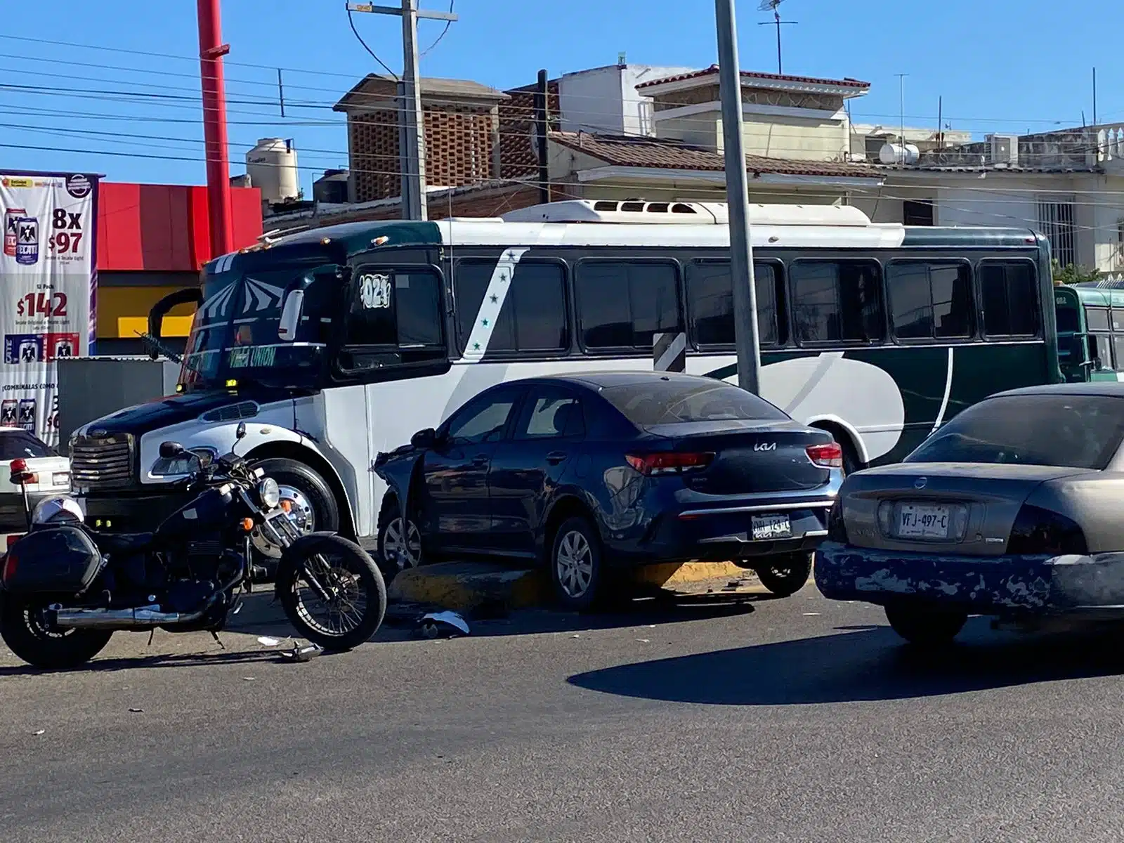 Choque entre dos vehículos en Villa Unión deja solo daños materiales