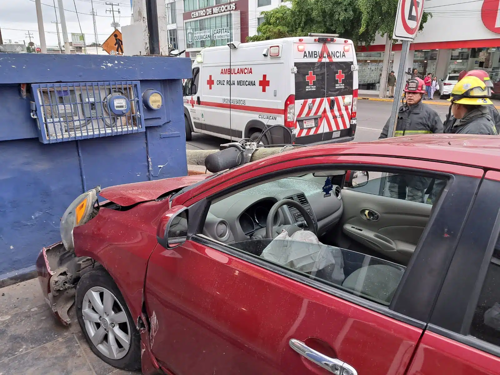 Nissan Versa tinto accidentado en culiacán.