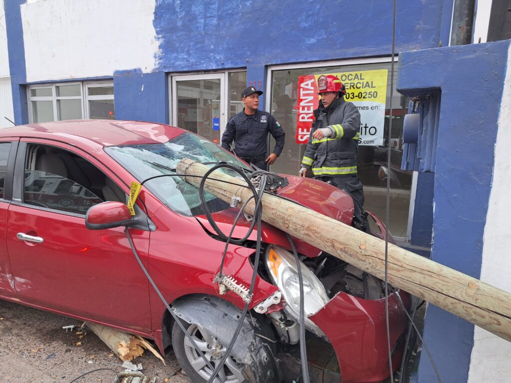 Nissan Versa tinto accidentado en culiacán.