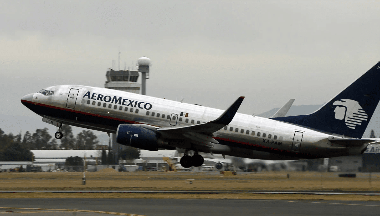 Avión de Aeroméxico despegando