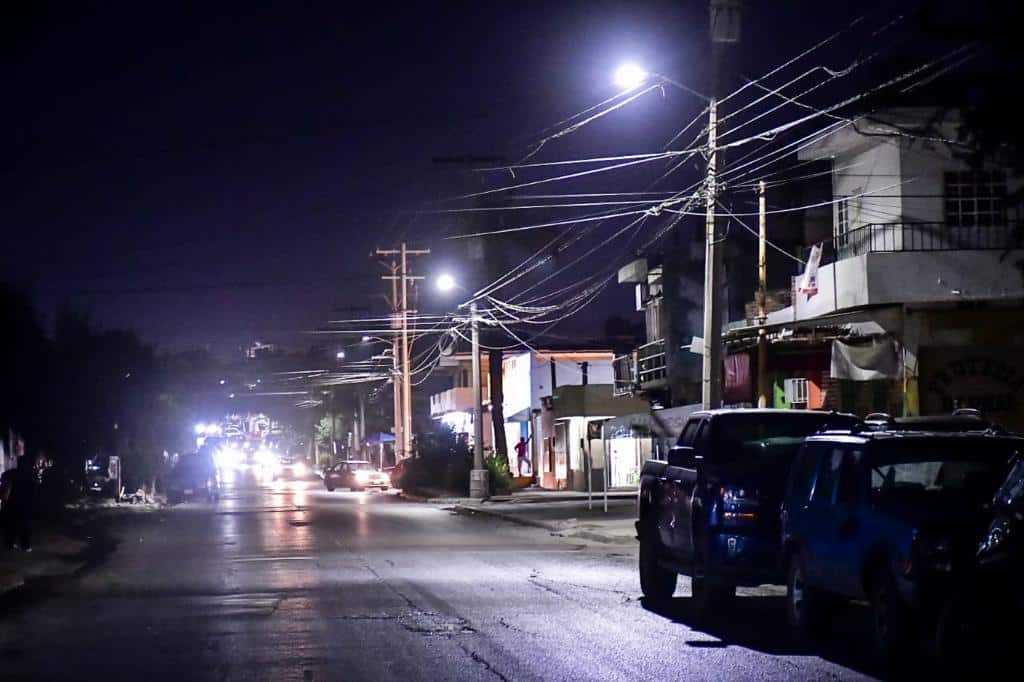 Esta fue la primera colocación de cuatro partes que iluminará el gobierno municipal, en esa zona,