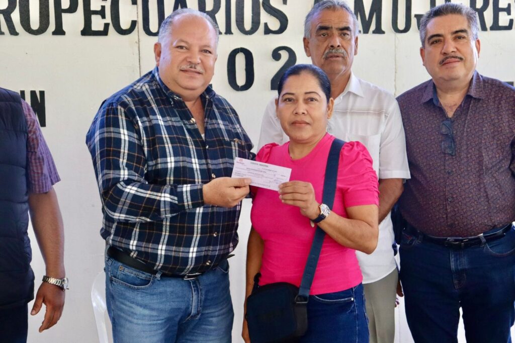 Alcalde de Sinaloa de Leyva hace entrega de apoyos del Programa "Proyectos Agropecuarios para Mujeres 2023".