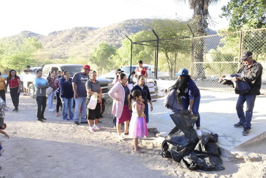 Hacen entrega de poyos alimentarios e invernales en Choix.