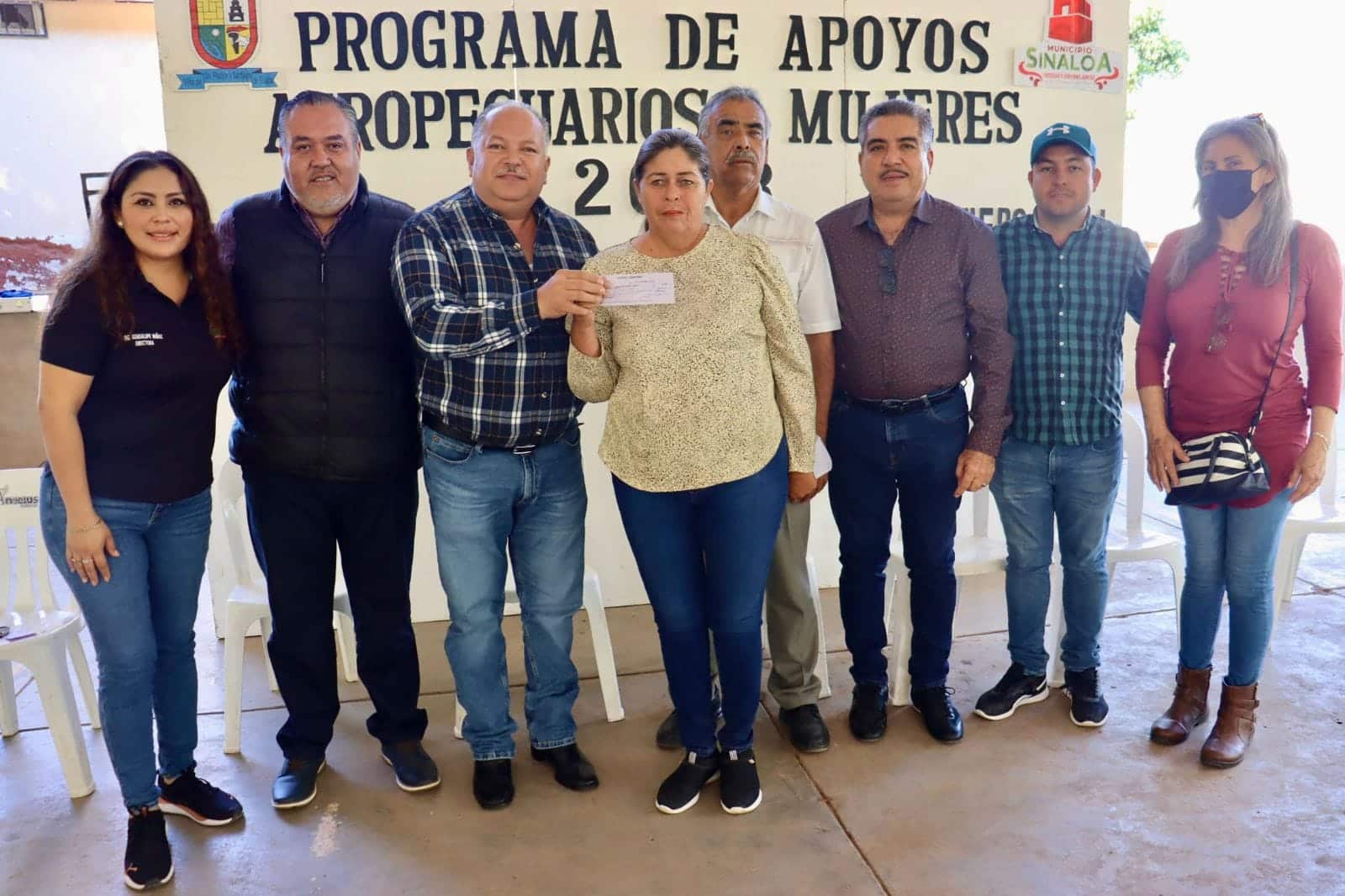 Alcalde de Sinaloa de Leyva hace entrega de apoyos a mujeres.