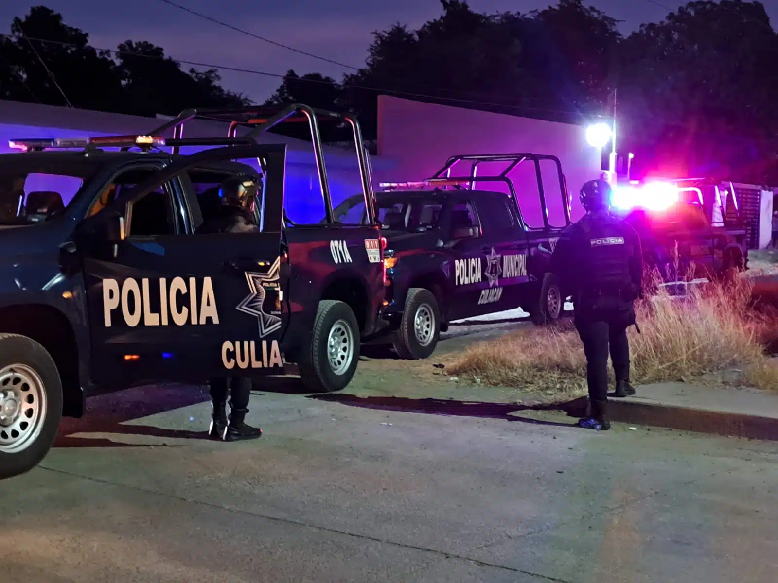 Policías estatales y municipales acudieron al lugar donde ocurrió el robo.