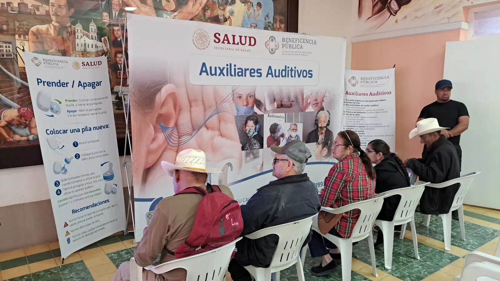 Personas esperando entrega de aparatos auditivos