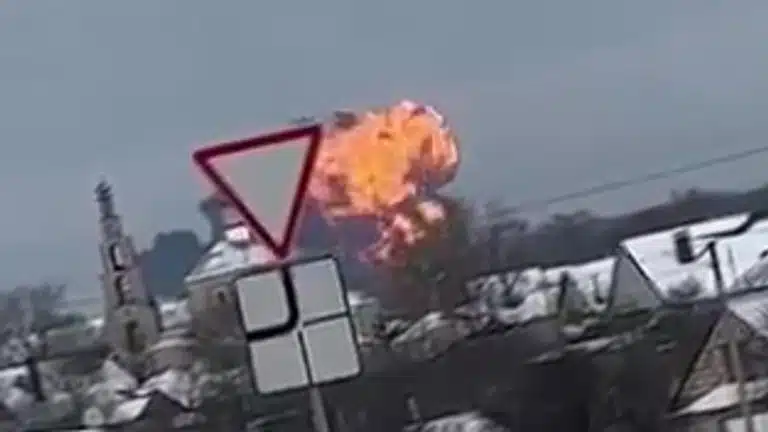 Explosión tras impacto de avión militar ruso en el suelo