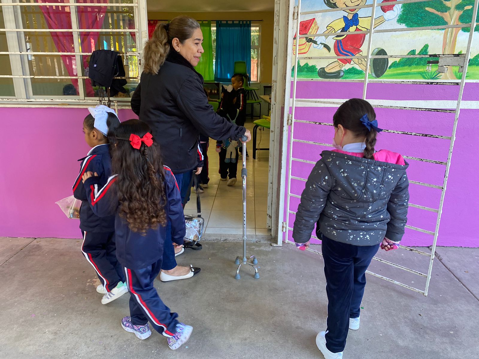 Estudiantes abrigadas en la escuela