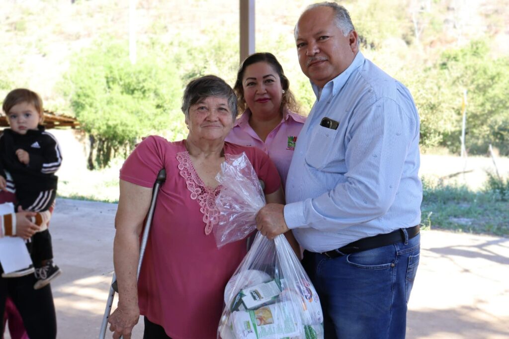 Alcalde Rolando Mercado y su esposa Verónica de la O Miranda entregando uno de los apoyos económicos a una adulta mayor