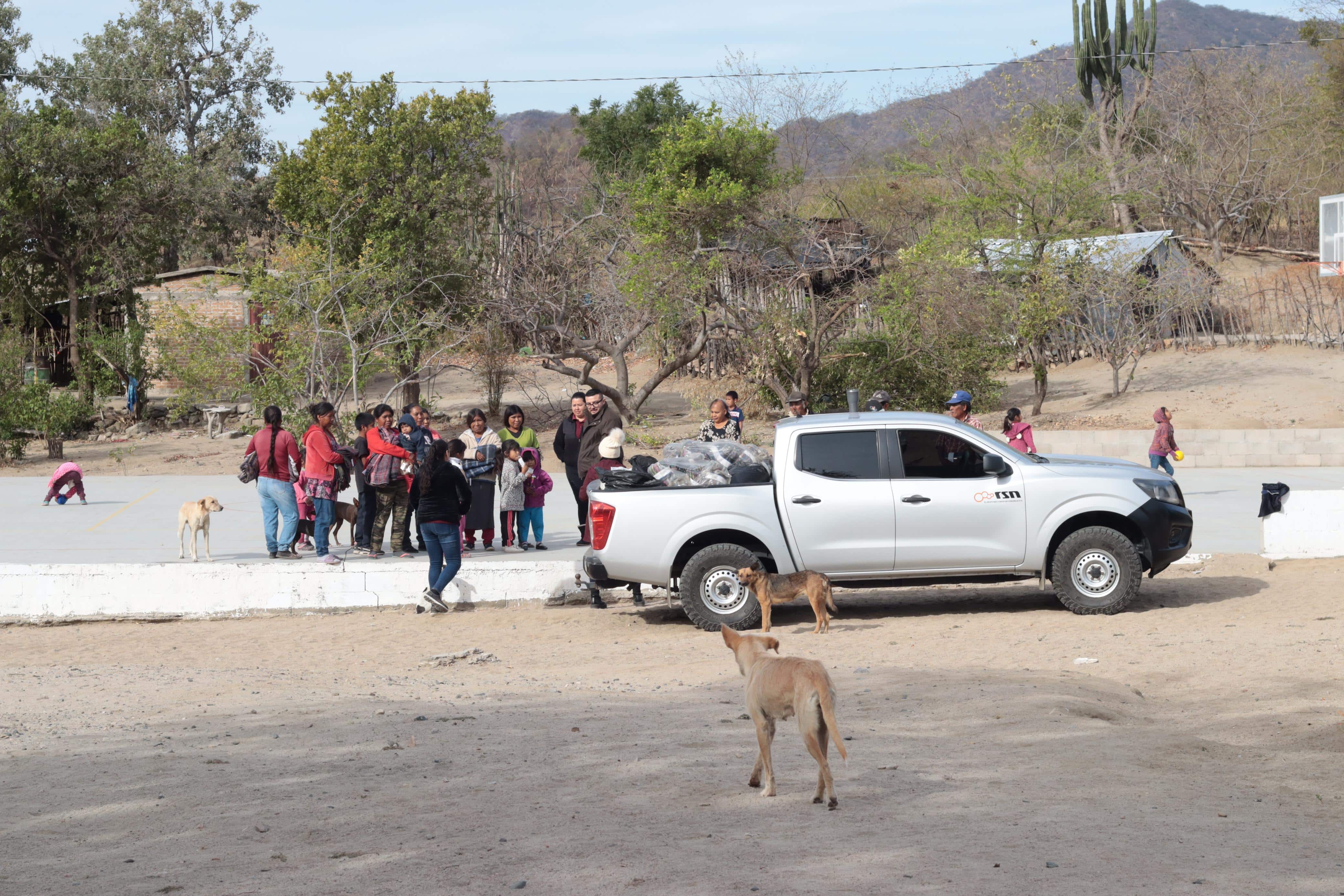 Auditorio de Las Chicoteadas y Línea Directa entregaron apoyos a las comunidades de Choix que más los necesitaban