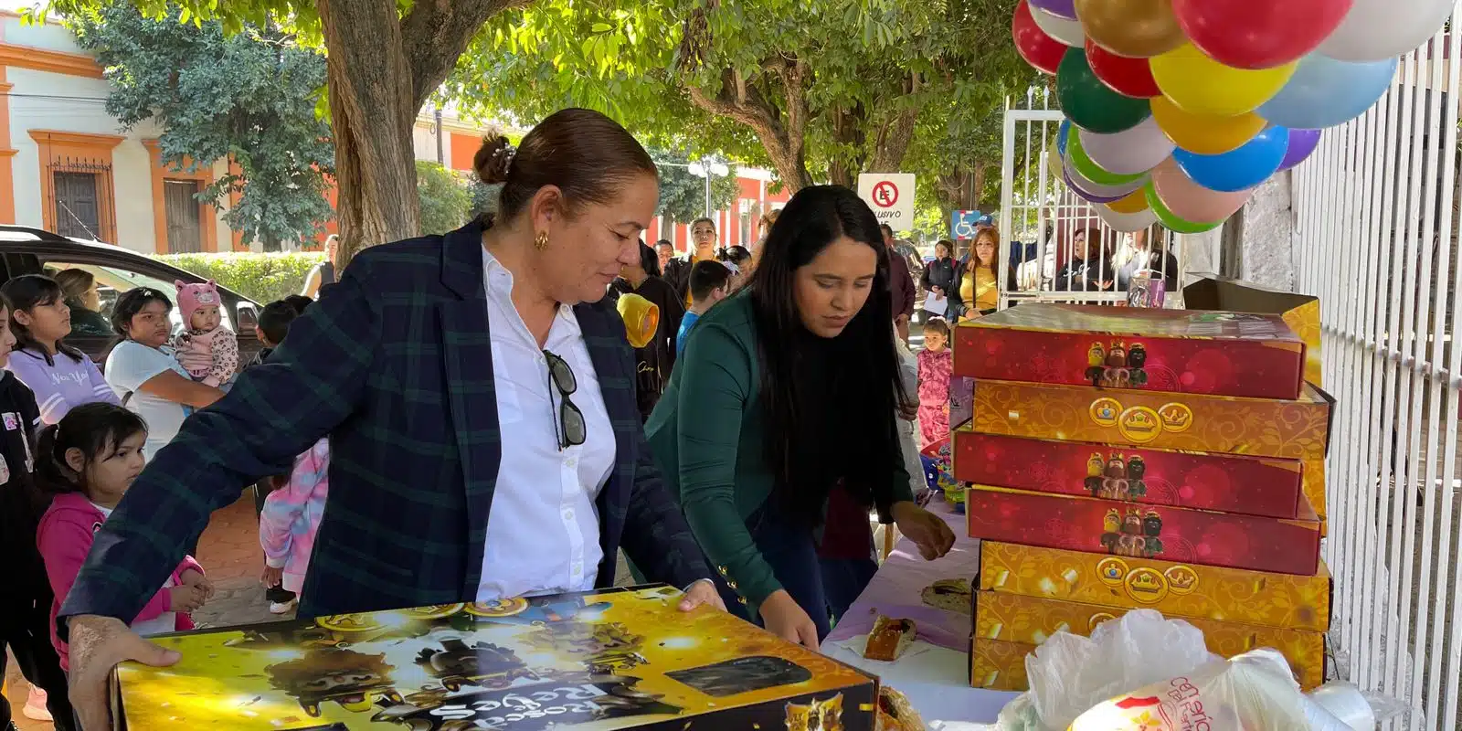 Tradicional partida de rosca y entrega de dulces y juguetes por parte de DIF El Fuerte