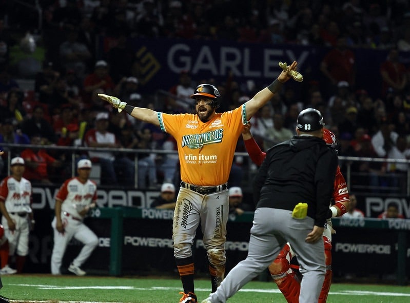 Llega safe en home el veterano Agustín Murillo