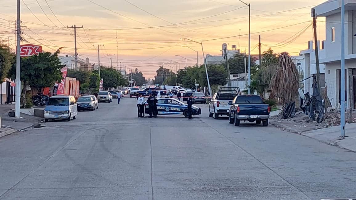 Autoridades en la zona acordonada donde fue encontrado el vehículo con el cadáver