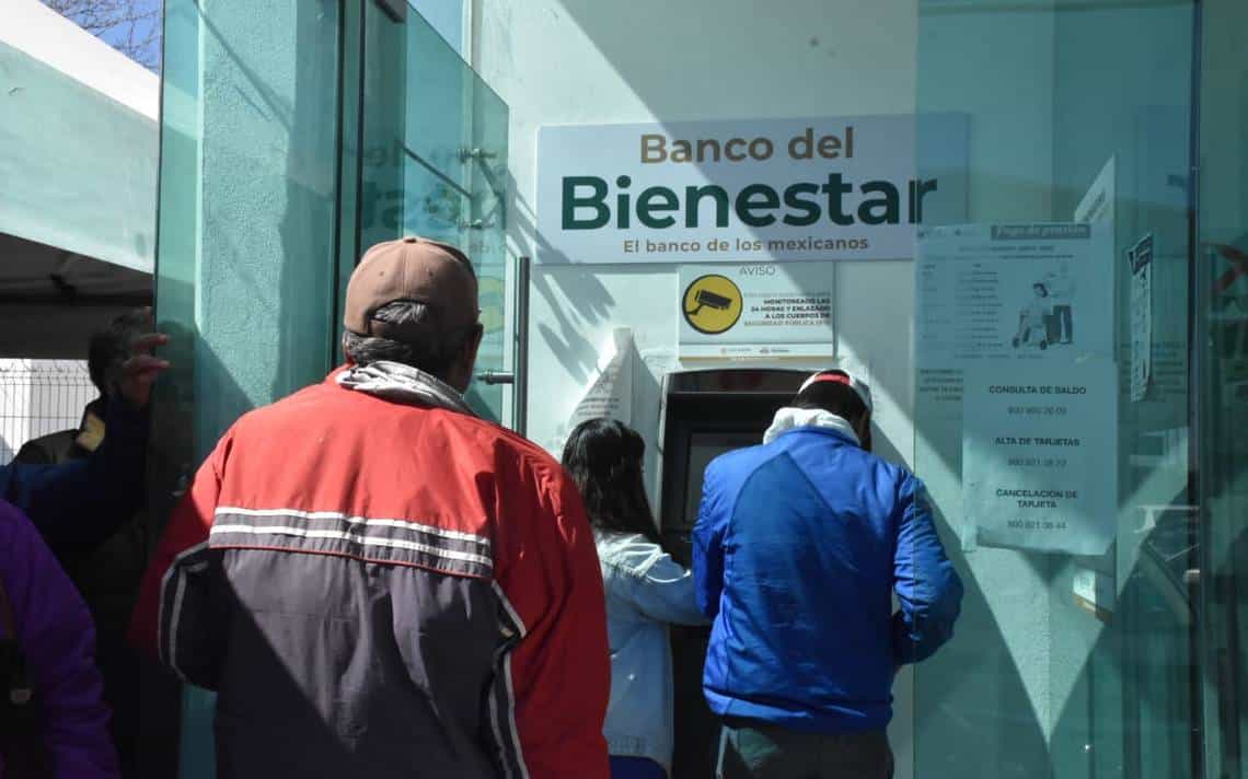 Adulto mayor en Banco del Bienestar