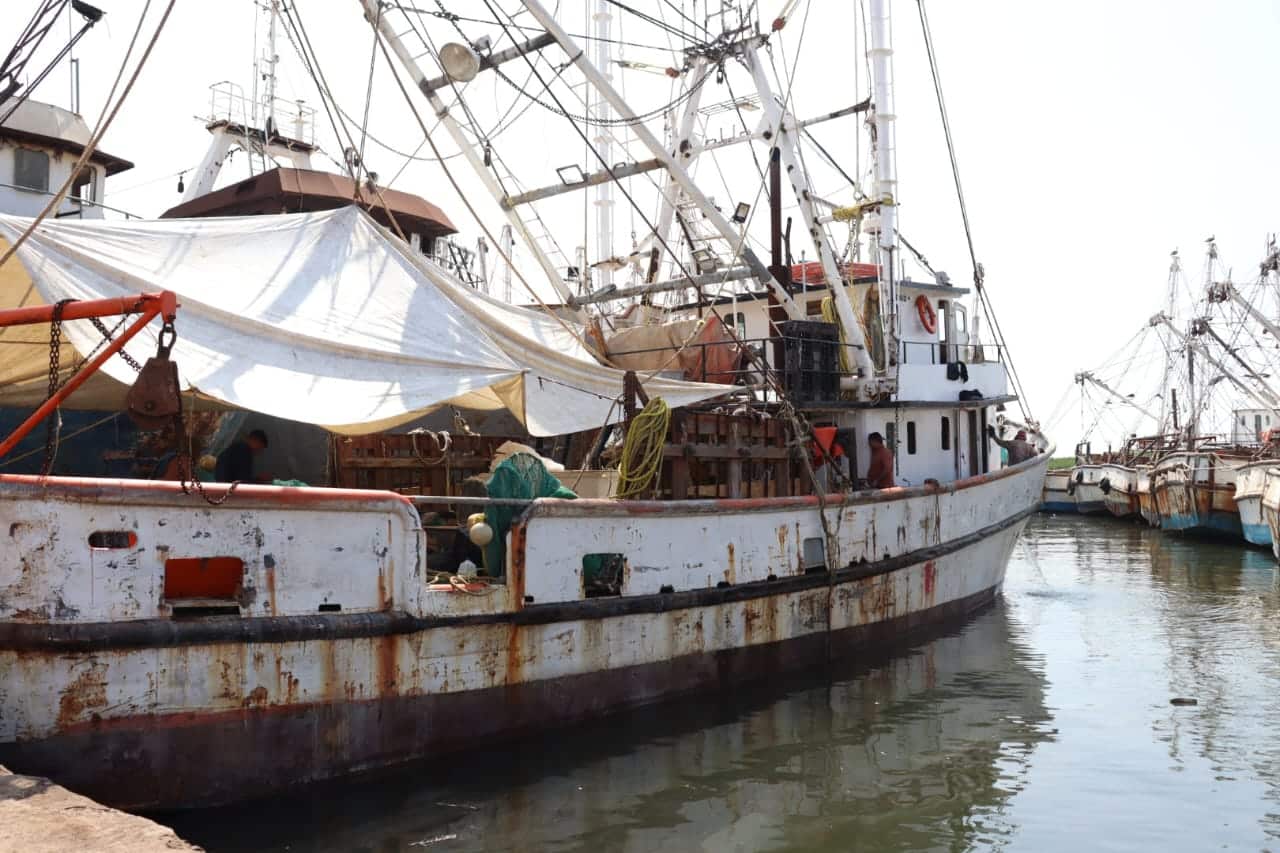 Barco pesquero en el puerto de Mazatlán