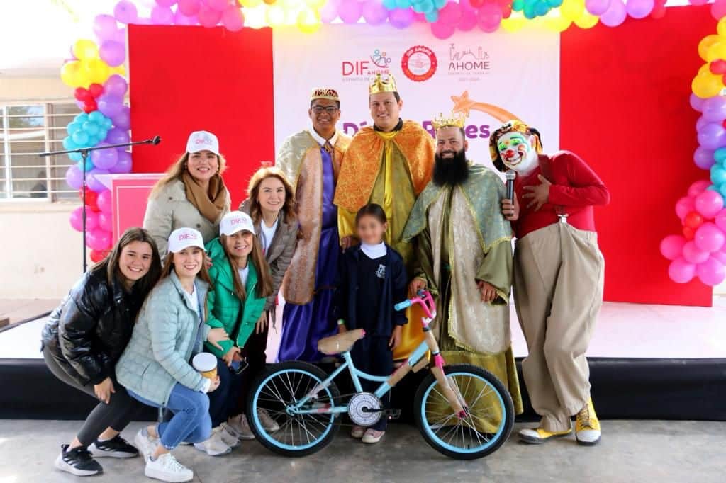 Celebración del Día de Reyes en la escuela primaria Jaime Nunó del ejido Rosendo G. Castro