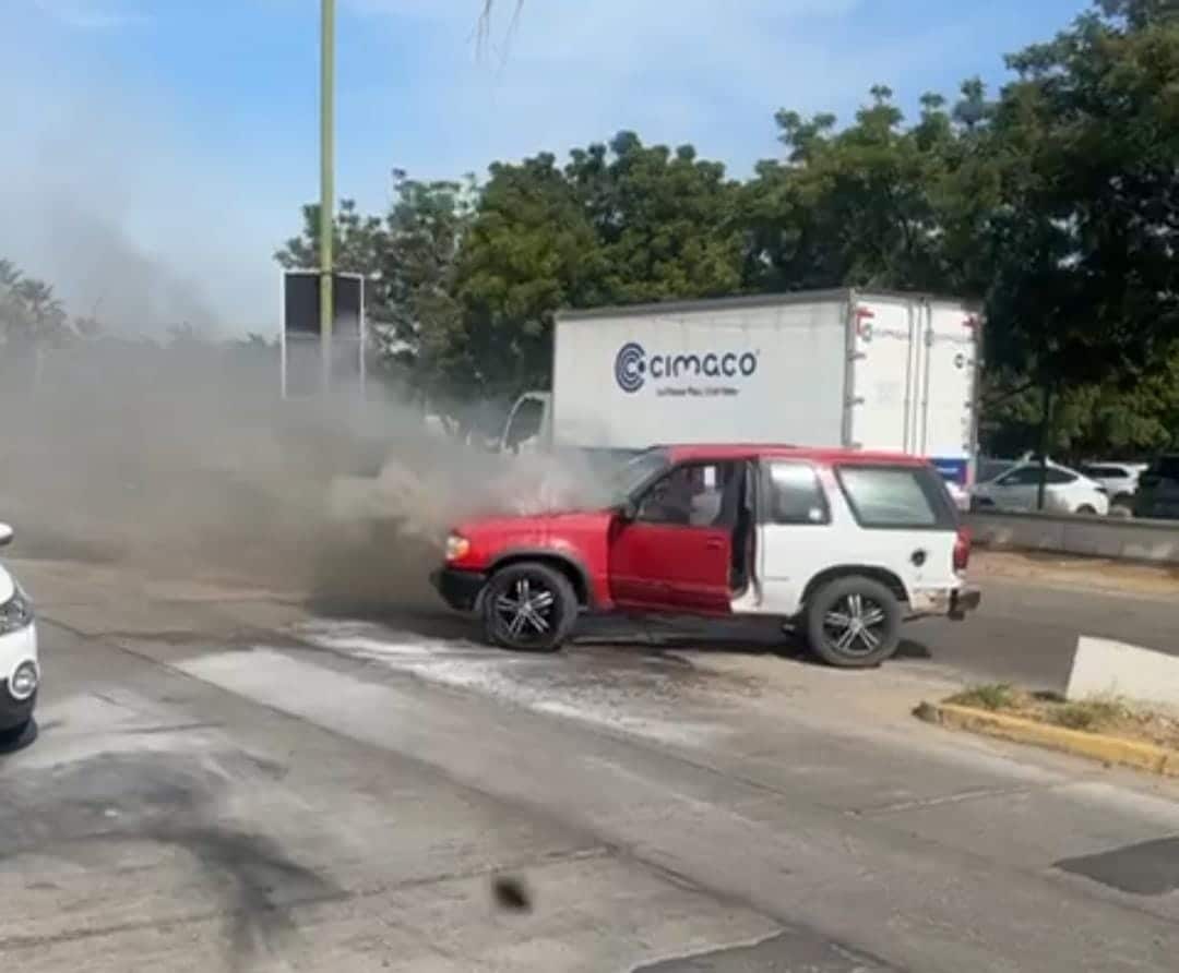 Humo saliendo del motor de una camioneta