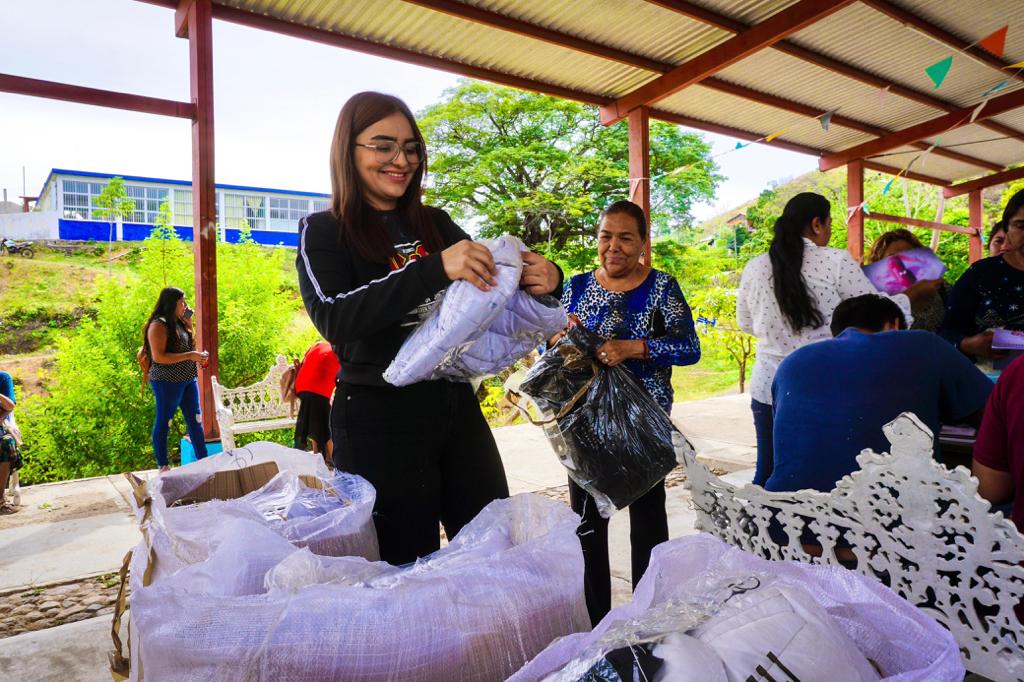 Entrega de prendas invernales por parte de Sebides