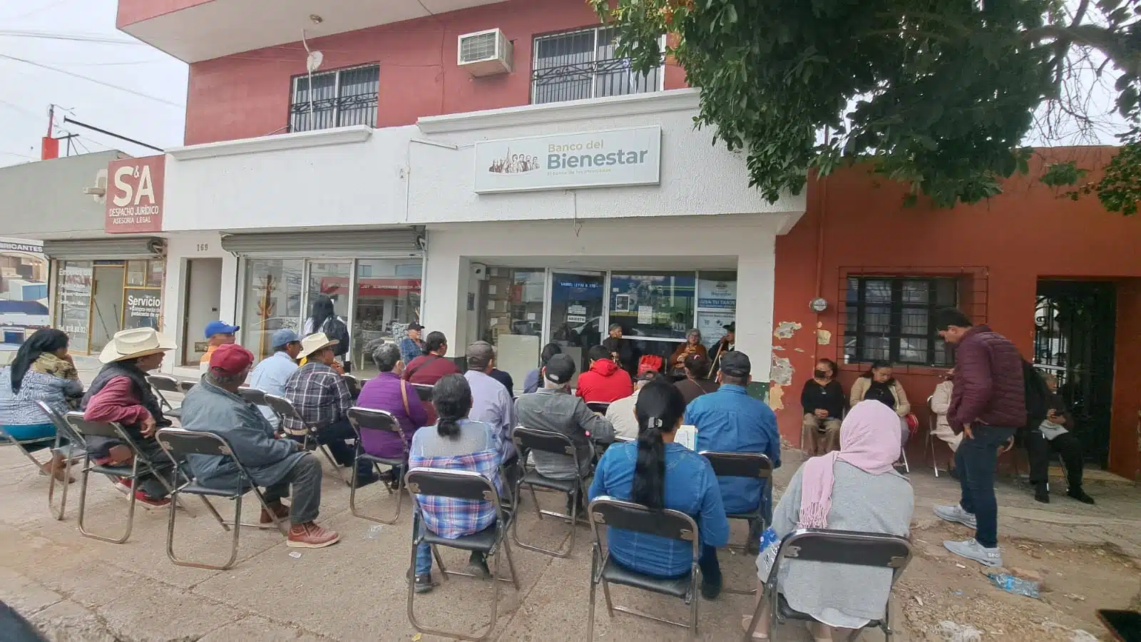 Personas adultas mayores afuera del Banco del Bienestar en Ahome.