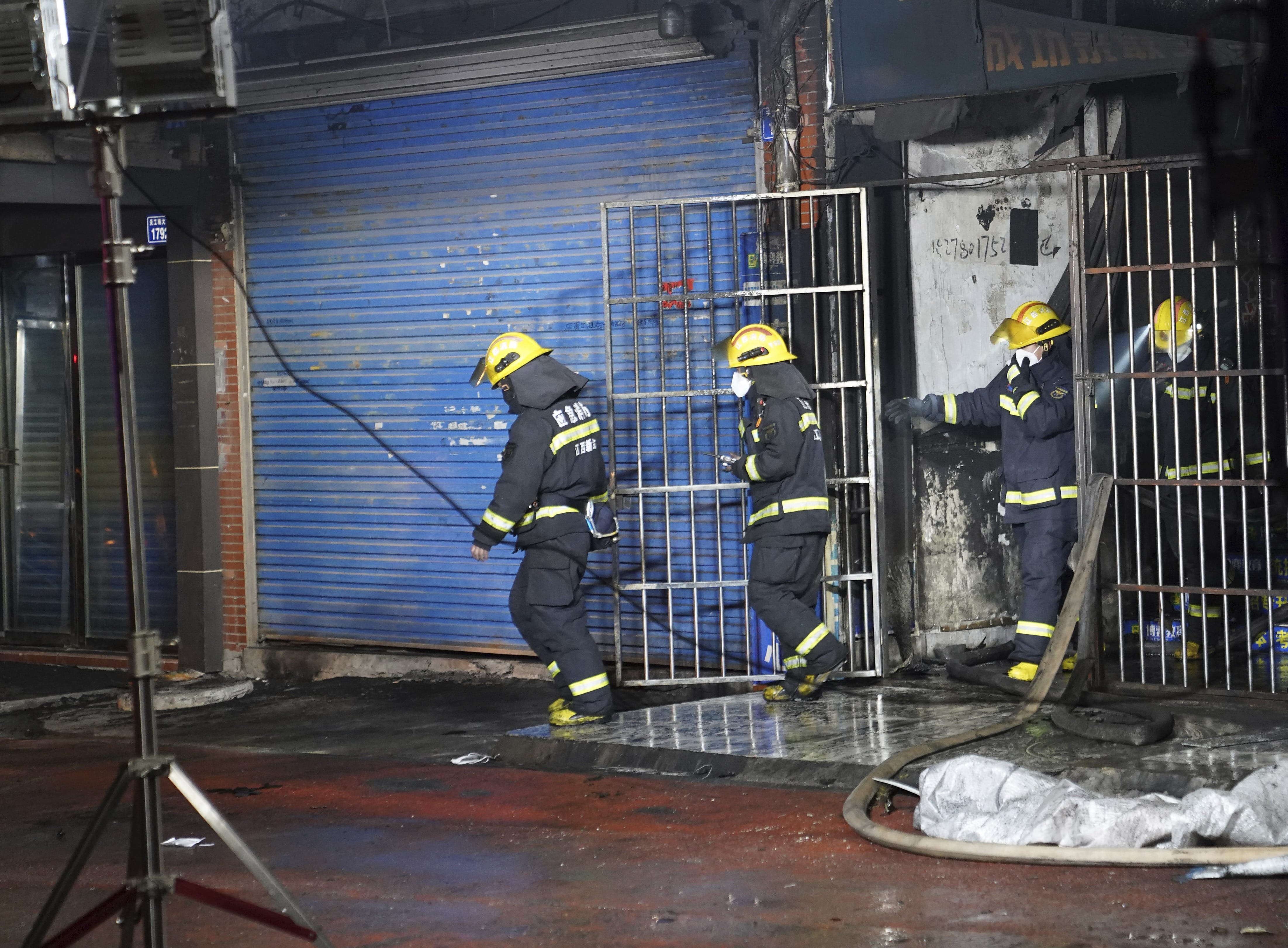Bomberos tras el incendio en China