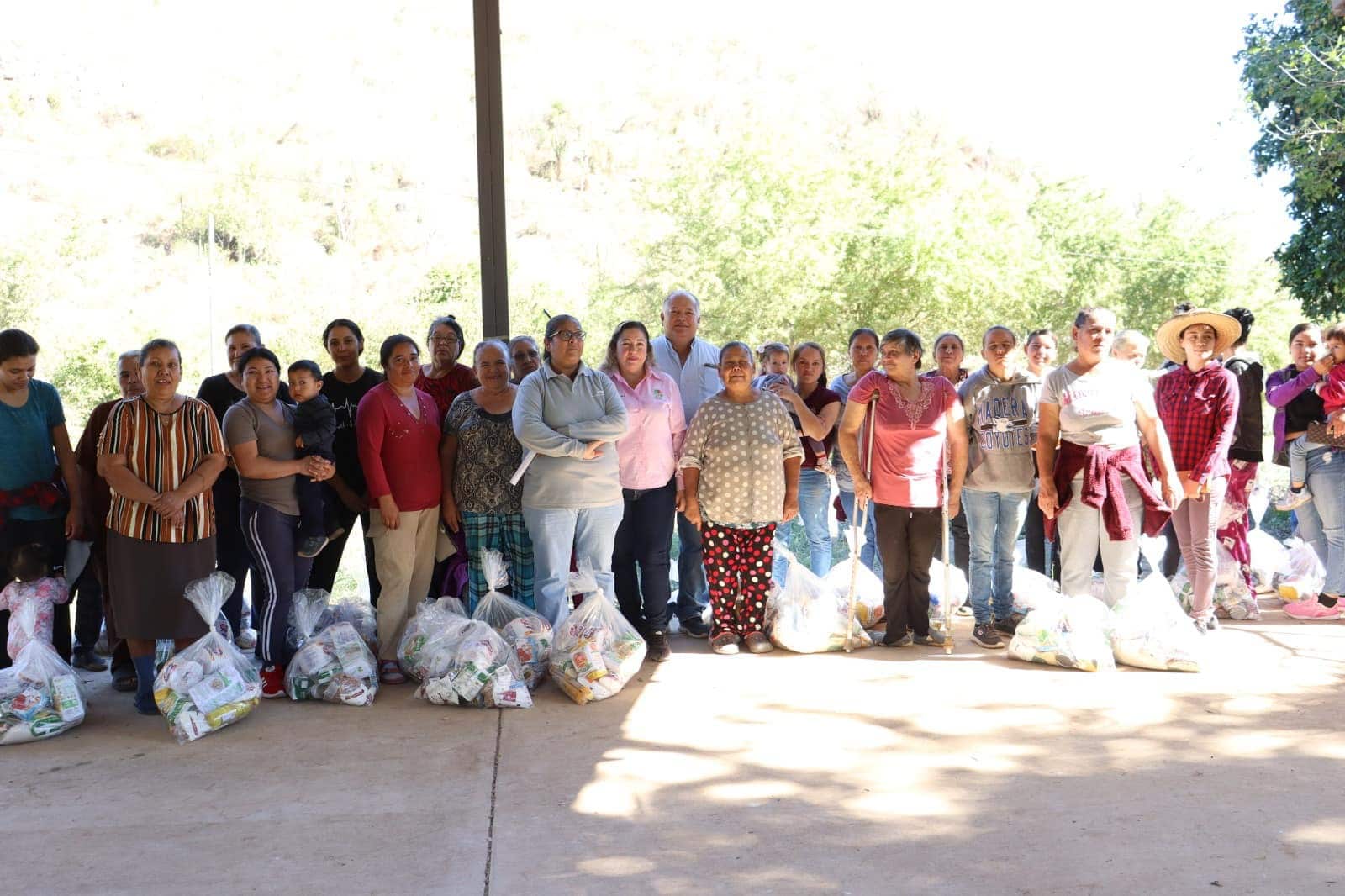 Entrega de apoyos a familias vulnerables sinaolítas