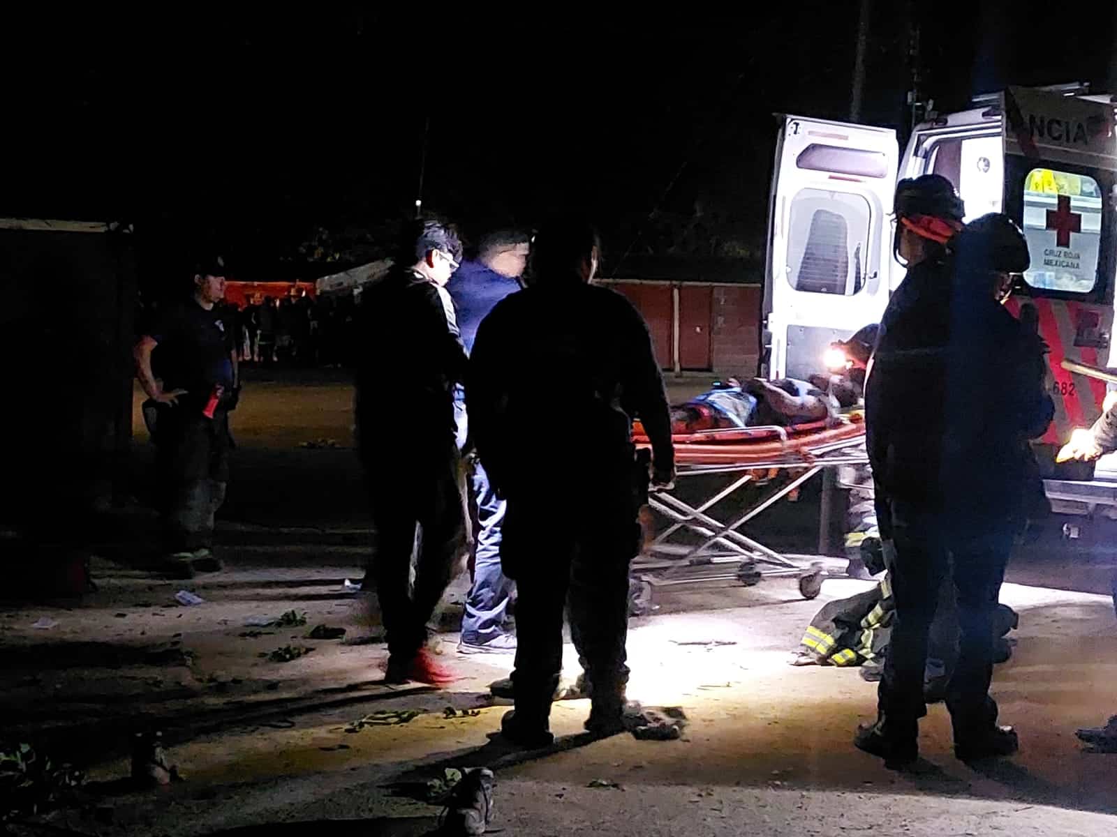 Paramédicos y rescatistas auxiliaron al lesionado y lo llevaron a un hospital.
