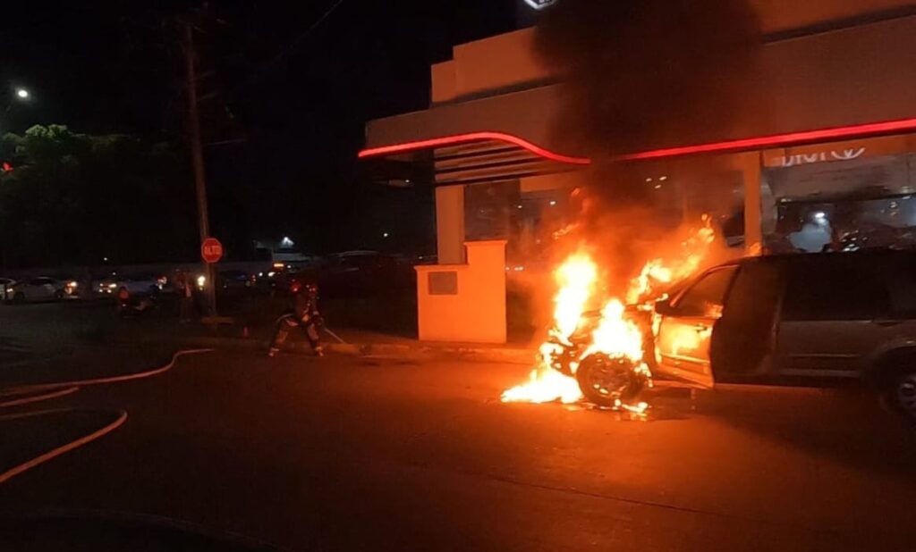 camioneta incendiándose en vía pública