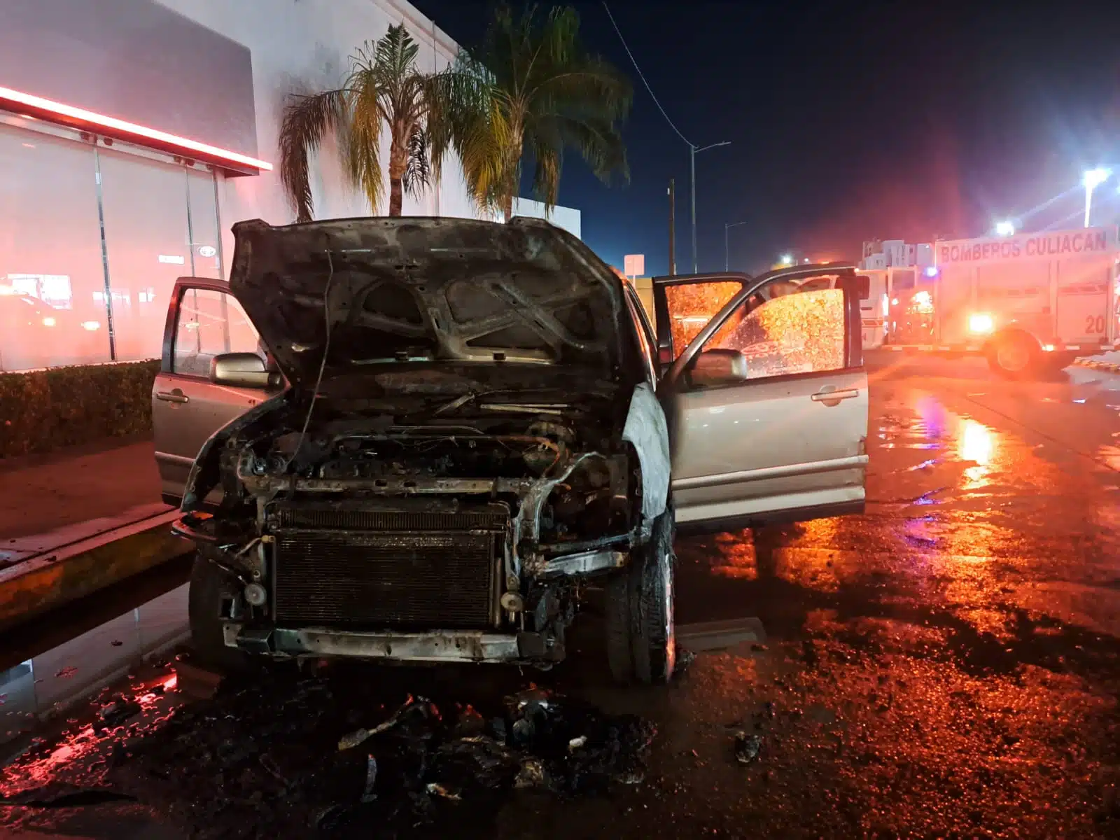 camioneta tras incendiarse en Culiacán