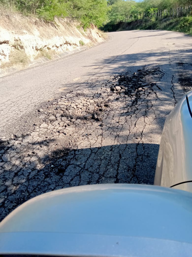El hundimiento lleva ya dos meses en la carretera que va a la presa Picachos.
