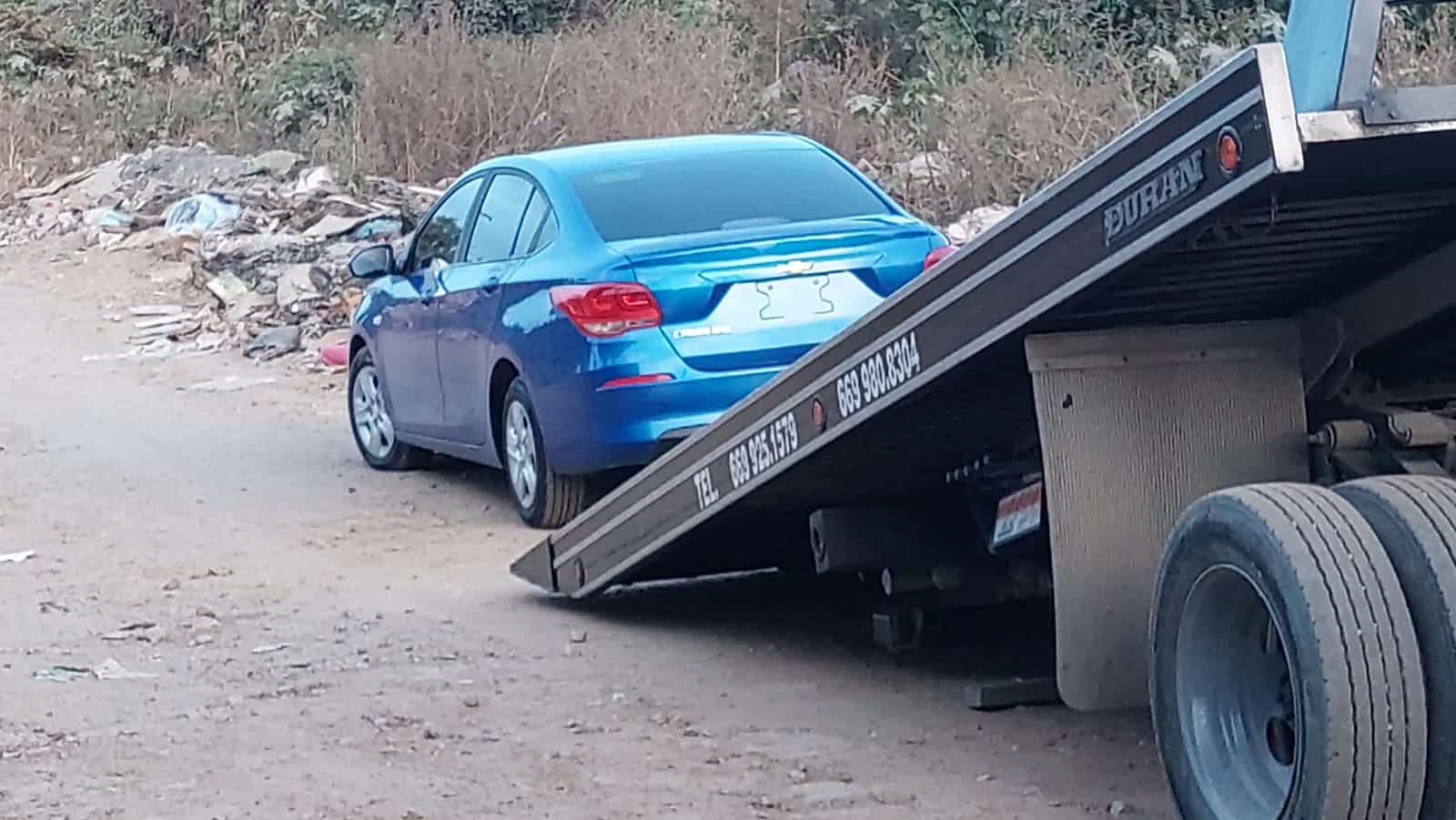 Cavalier azul sin placas de circulación y con los vidrios polarizados y revisando localizado abandonado