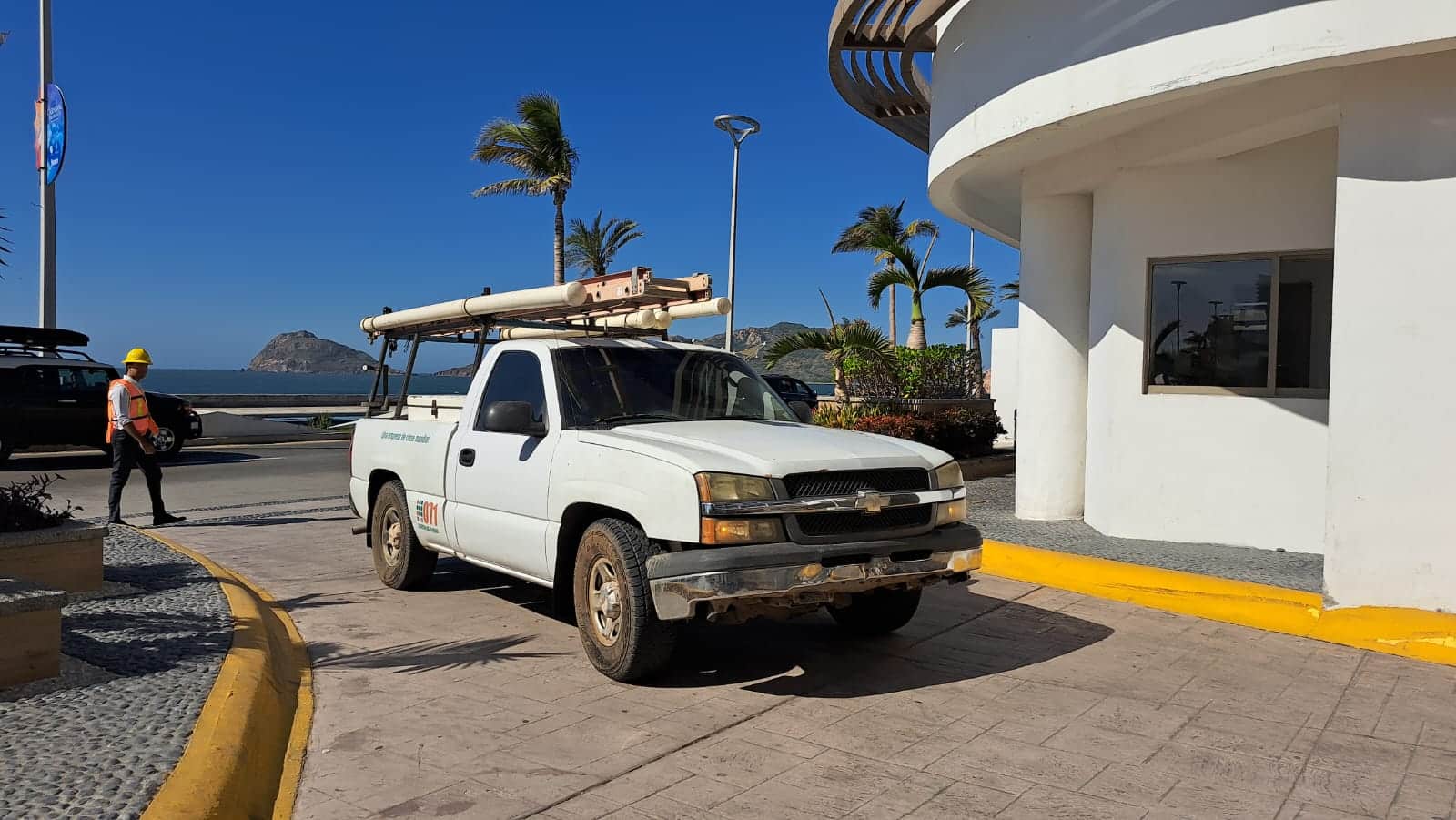 Trabajadores de CFE llegando a hotel