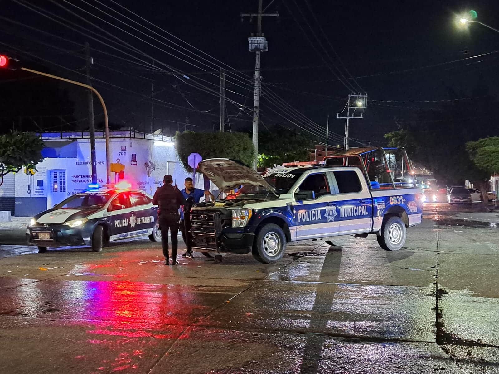 Los policías municipales cruzaron en rojo un semáforo e impactaron contra una automóvil de reciente modelo.