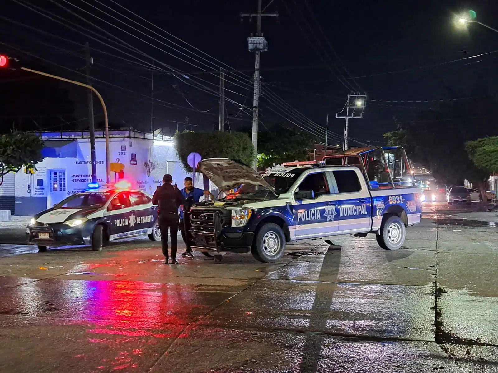 Los policías municipales cruzaron en rojo un semáforo e impactaron contra una automóvil de reciente modelo.