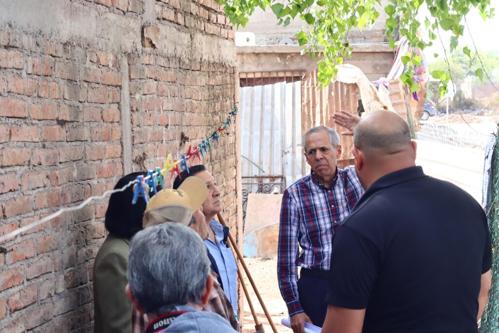 Alcalde de Ahome supervisando pavimentación