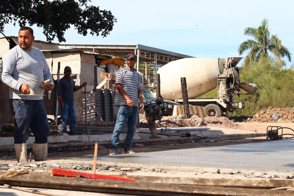 trabajadores pavimentando calles