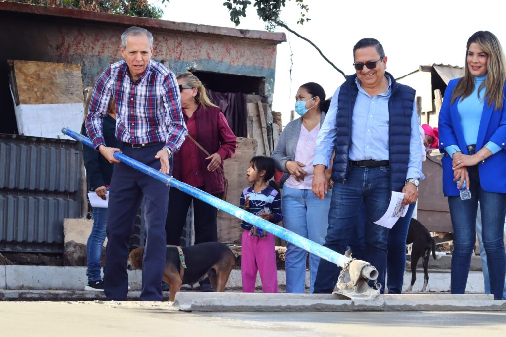 Alcalde de Ahome supervisando pavimentación