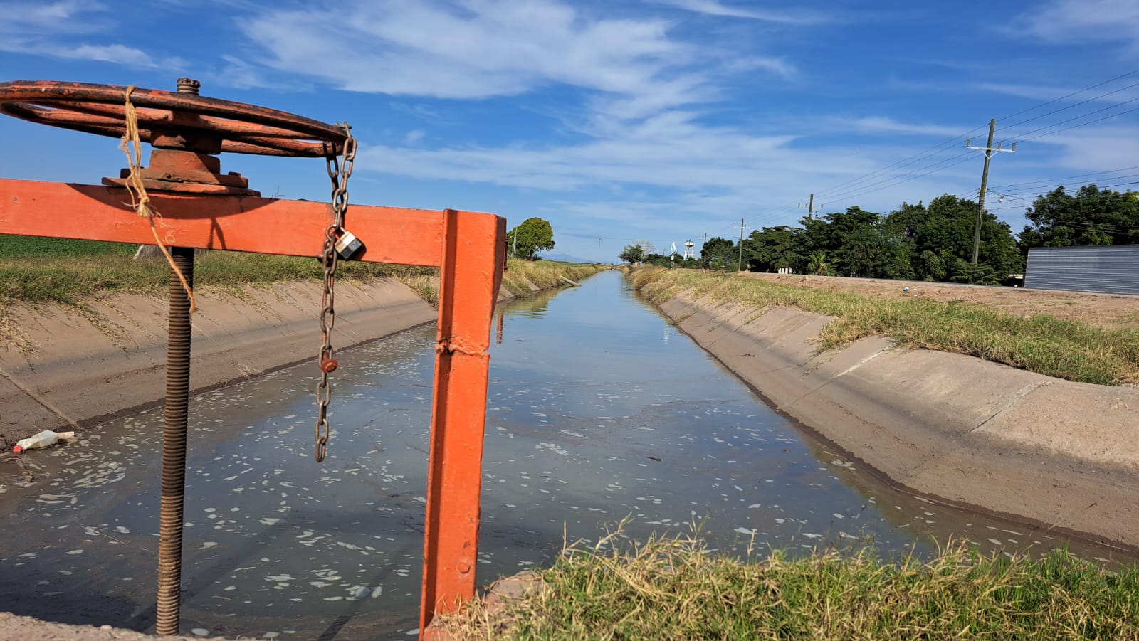 Compuerta en canal de riego.