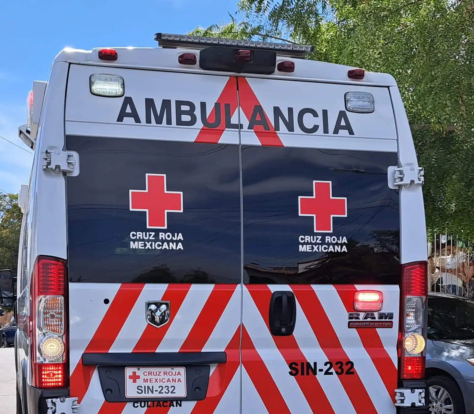 Paramédicos de la Cruz Roja Culiacán se encargaron de atender al lesionado y llevarlo a un hospital.