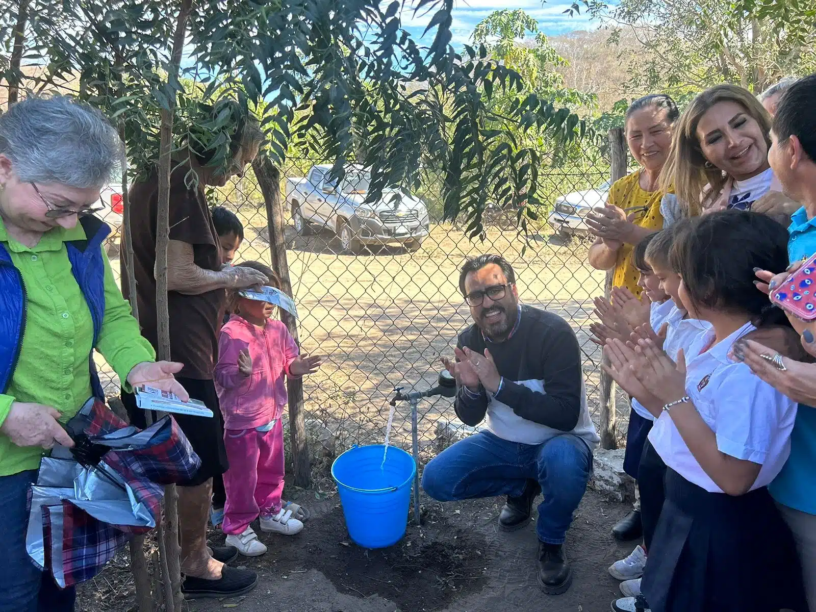 Juan de Dios Gámez Mendívil hace entrega de vivienda en Culiacán.