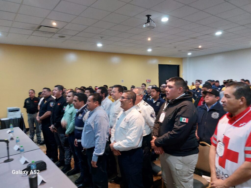 Autoridades de emergencia, rescate y auxilio siendo capacitados por elementos de Nuevo León