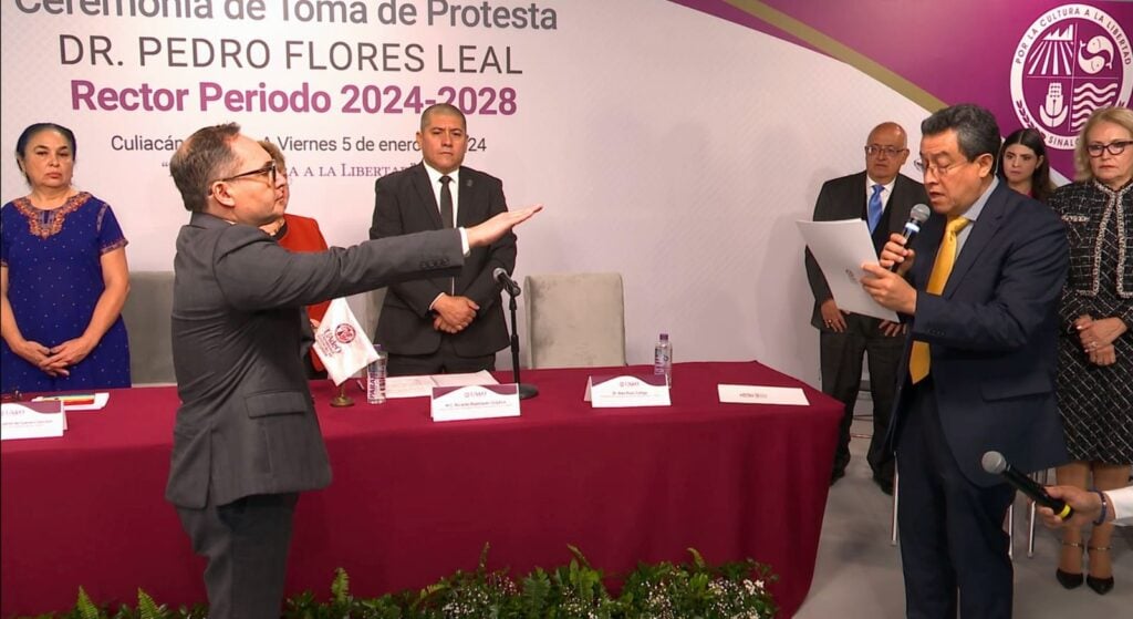 Pedro Flores Leal rindiendo protesta ante el Consejo Universitario