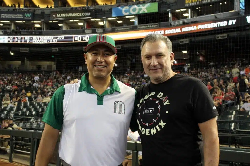 El presidente de la Liga Arco Mexicana del Pacífico, Carlos Manrique González, con el exligamayorista mexicano, Rodrigo López, en el estadio de los Dbacks de Arizona