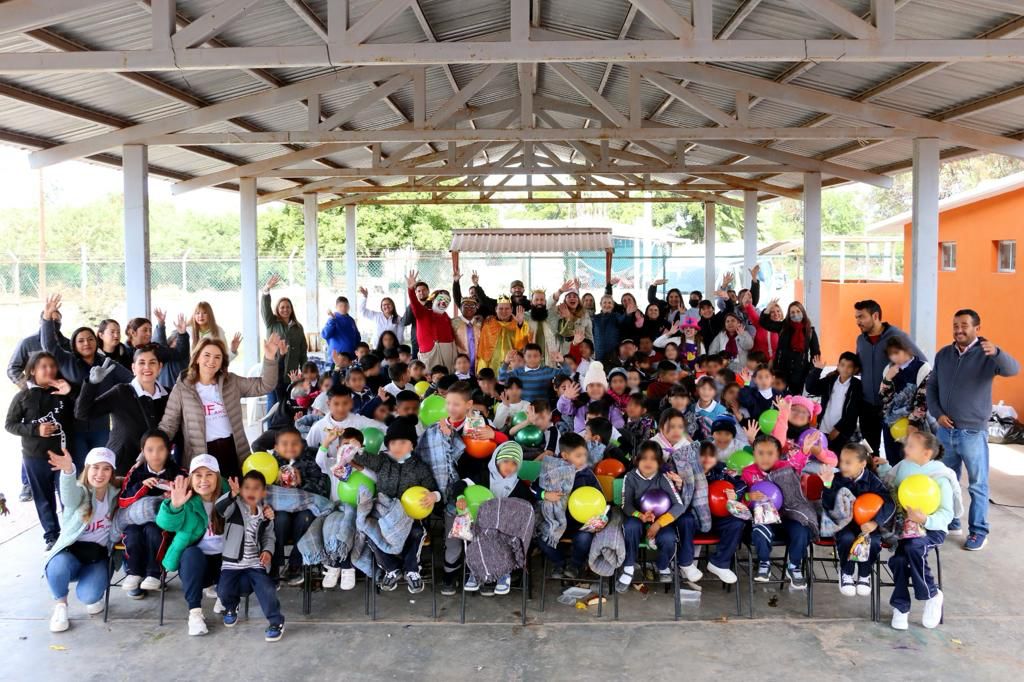 Celebración del Día de Reyes en la escuela primaria Jaime Nunó del ejido Rosendo G. Castro