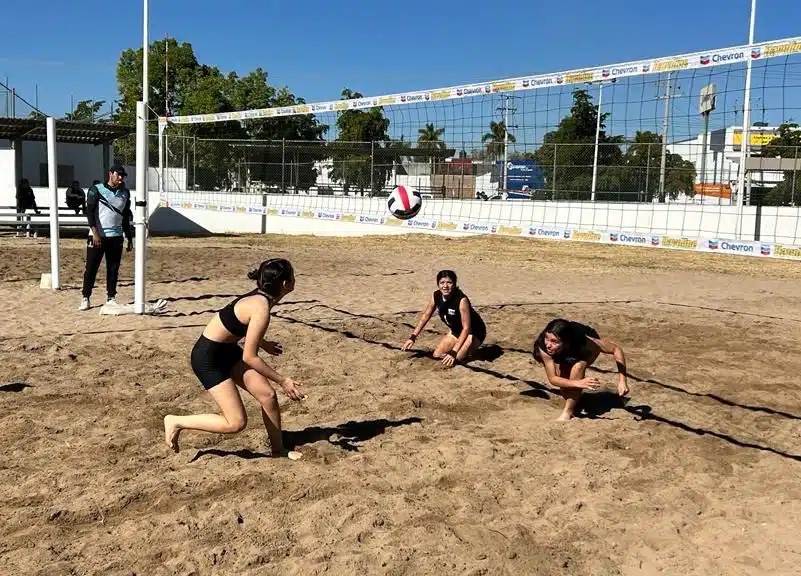 Chicas jugando voleibol
