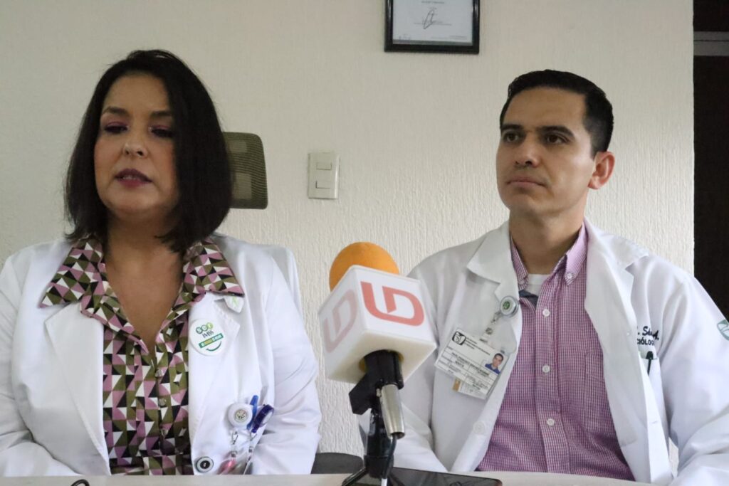 Directora de la institución, Felicitas Obeso Aguirre y el jefe de urgencias, Pavel Sánchez