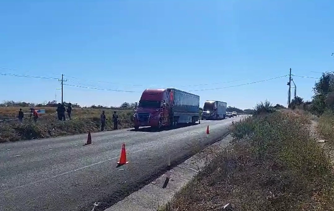 Tráiler en carril de norte a sur de la Mazatlán-Culiacán
